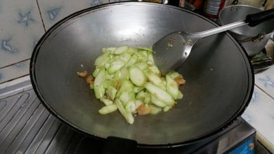 วิธีทำ บวบผัดไข่ใส่กุ้งแห้ง