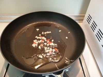 วิธีทำ ผัดหมูใส่กระเจี๊ยบ​เขียว