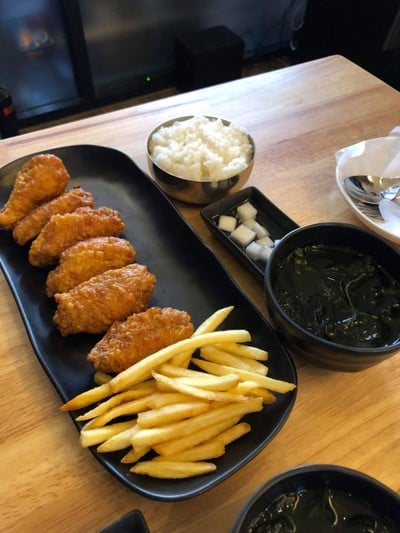 ชุดอาหาร ได้ไก่เกาหลี ข้าว ซุป และไชเท้าดอง สั่งเพิ่มเฟรนฟราย+15 บาท