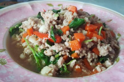 วิธีทำ ผัดกะเพราหมูสับแครอท วิธีทำ ผัดกะเพราหมูสับแครอท