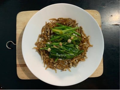 ผัดคะน้าปลากรอบ