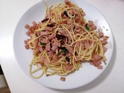 สปาเก็ตตี้ผัดพริกแห้งแฮม