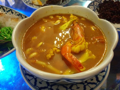 แกงส้มกุ้งยอดมะพร้าว