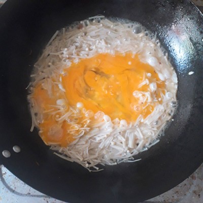วิธีทำ ไข่ผัดเห็ดเข็มทองใส่เบคอน
