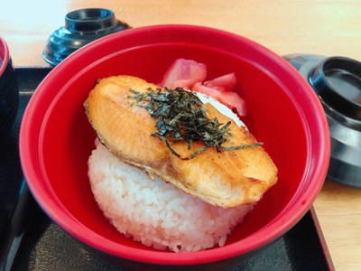 ข้าวหน้าแซลมอนเทอริยากิ