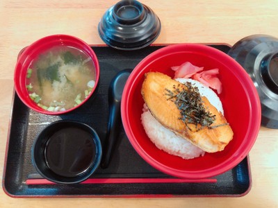 ข้าวหน้าแซลมอนเทอริยากิและซุปมิโซะ