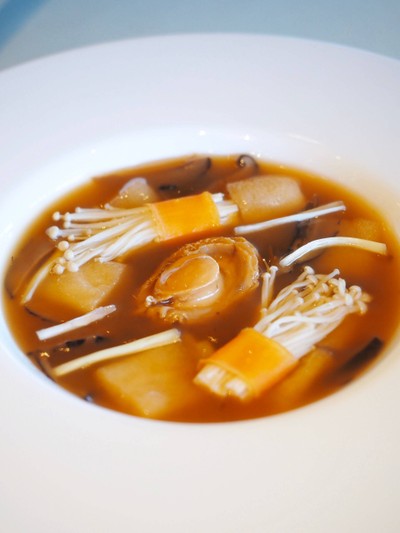 ซุปเป๋าฮื้อเยื่อไผ่กับเห็ดทองคำน้ำแดง