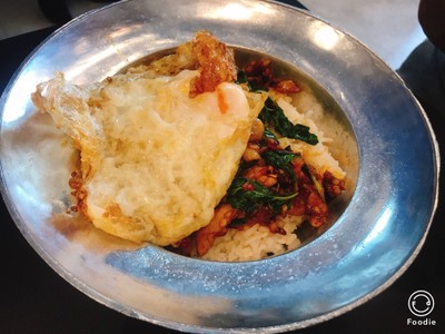 ข้าวกะเพราไก่ซุปเปอร์ (ไก่เบญจา)