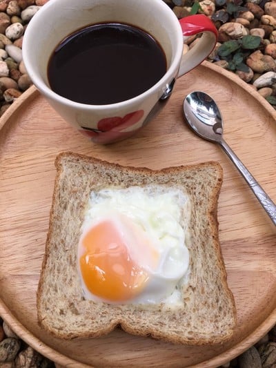 “ขนมปังปิ้งสอดไส้แฮมไข่เยิ้ม” “ขนมปังปิ้งสอดไส้แฮมไข่เยิ้ม”