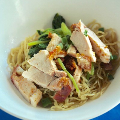 บะหมี่หมูกรอบ