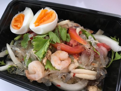 ยำเส้นแก้วไข่ต้มใส่กุ้ง