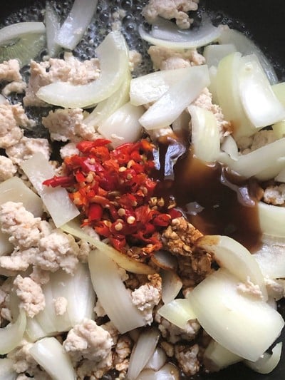 วิธีทำ ผัดพริกไก่สับใบโหระพา((❌น้ำมัน)) วิธีทำ ผัดพริกไก่สับใบโหระพา((❌น้ำมัน))