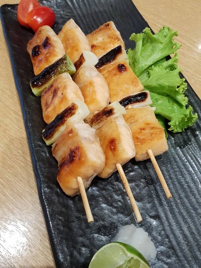 ท้องปลาแซลมอนเสียบไม้ย่างเกลือ