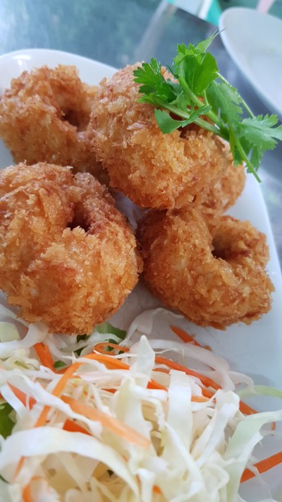 ทอดมันกุ้งกรอบนอกนุ่มในเนื้อเหนียวอร่อยใช้ได้เลยอีกอย่างครับแนะนำ