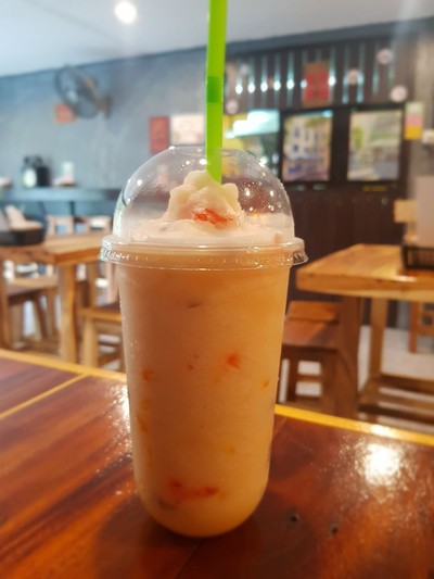 เมนูของร้าน ลุงกับป้าชากาแฟ หน้าอำเภอกะทู้