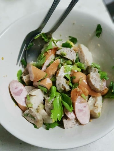 วิธีทำ ยำไส้กรอกหมูยอ วิธีทำ ยำไส้กรอกหมูยอ