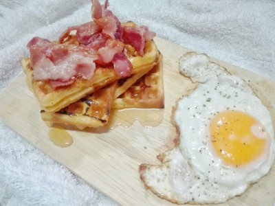 🌈 waffle w bacon 🌈