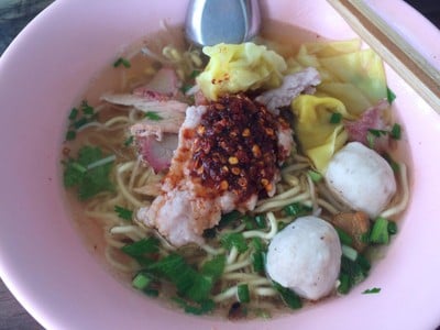 เมนูของร้าน ก๋วยเตี๋ยวหมูอบวัดกลาง