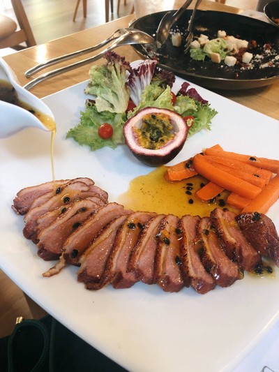 อกเป็ดกับซอสเสาวรส