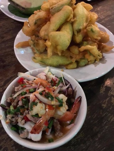 ยำผักบุ้งกรอบกุ้งสด