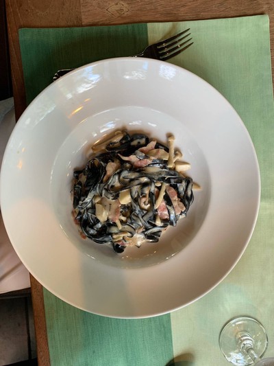 สปาเกตตี้เส้นดำซอสคาโบนาร่า