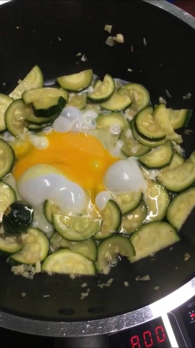 วิธีทำ ซูกินี่ผัดไข่ วิธีทำ ซูกินี่ผัดไข่