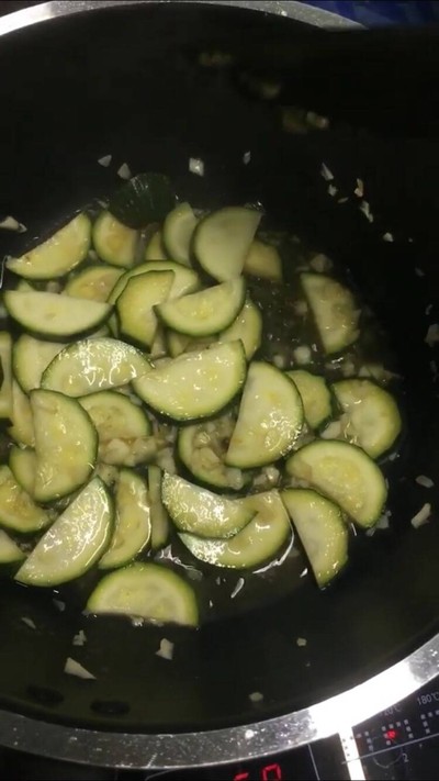 วิธีทำ ซูกินี่ผัดไข่ วิธีทำ ซูกินี่ผัดไข่