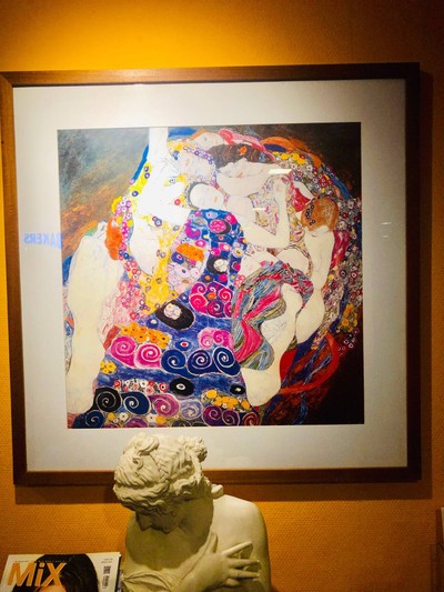ภาพพิมพ์ผลงานของจิตรกรสมัยใหม่ชาวออสเตรีย Gustav Klimt ชื่อ “The Virgin"