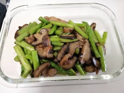หน่อไม้ฝรั่งผัดเห็ดหอม
