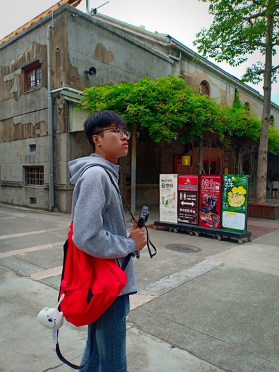 วัยรุ่นก็เดินเที่ยวไป