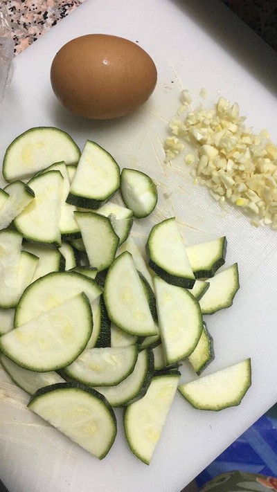 วิธีทำ ซูกินี่ผัดไข่ วิธีทำ ซูกินี่ผัดไข่