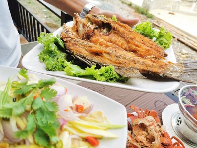 บุฟเฟ่ต์ปูไข่และอาหารทะเลพัก2วัน1คืนเพียง 1800 บาท/คน