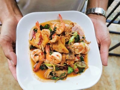 บุฟเฟ่ต์ปูไข่และอาหารทะเลพัก2วัน1คืนเพียง 1800 บาท/คน