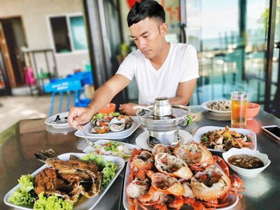 บุฟเฟ่ต์ปูไข่และอาหารทะเลพัก2วัน1คืนเพียง 1800 บาท/คน