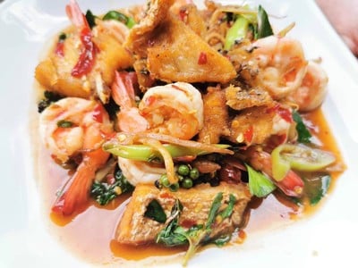 บุฟเฟ่ต์ปูไข่และอาหารทะเลพัก2วัน1คืนเพียง 1800 บาท/คน