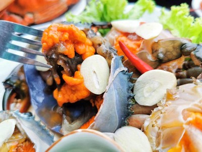 บุฟเฟ่ต์ปูไข่และอาหารทะเลพัก2วัน1คืนเพียง 1800 บาท/คน