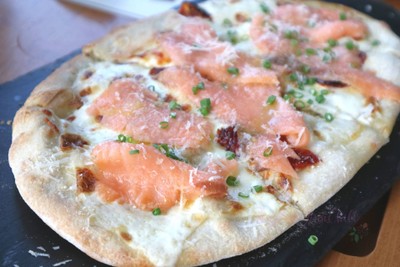 พิซซ่าสโมร์คแซลมอน Beetroot Smoked Salmon Pizza