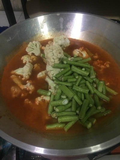 วิธีทำ แกงส้มผักรวมอกไก่ วิธีทำ แกงส้มผักรวมอกไก่