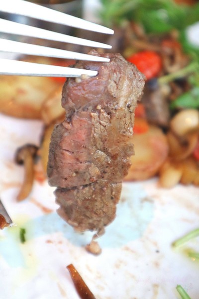 Hoi-sin Beef สเต็กเนื้อริบอายหมักซอสฮอยซิน