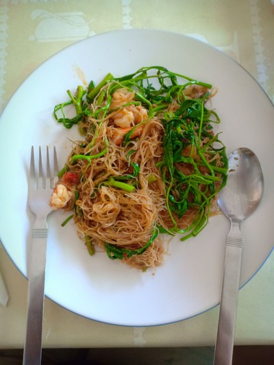 เส้นหมี่ผัดกระเฉดกุ้ง