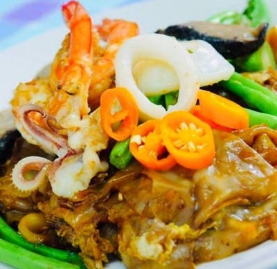 ราดหน้ายอดผักสูตร 40 ปี The Cook อมรินทร์พลาซ่า ชั้น 4 ราดหน้ายอดผักสูตร 40 ปี The Cook อมรินทร์พลาซ่า ชั้น 4