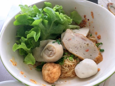 บะหมี่แห้งยำลูกชิ้นปลา