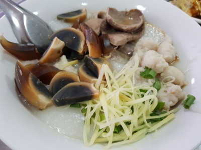 โจ๊กรวมหมู +ไข่เยี่ยวม้า