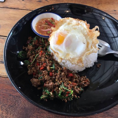 ข้าวผัดกระเพราเนื้อไข่ดาว