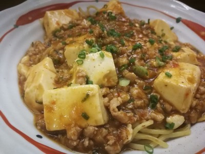 เมนูแนะนำทางร้าน ยากิโซบะไปผัดกระทะพอกรอบ ราดซอสหมูสับกับเต้าหู้ 220 บาท รสชาติอ