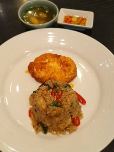 ข้าวคลุกกะเพรากุ้งไข่กรอบ