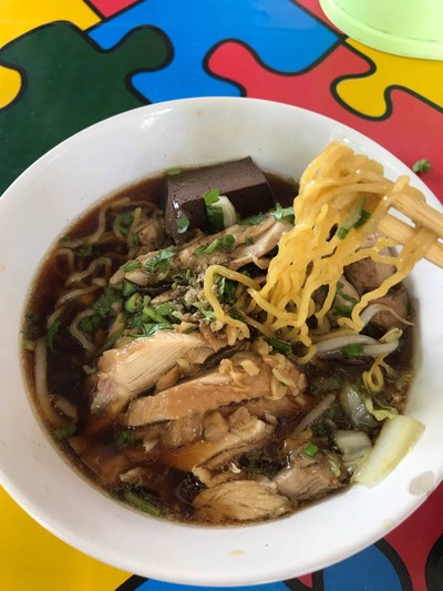 เมนูของร้าน อิ่มเส้นริมโค้ง ก๋วยเตี๋ยวไก่ ข้าวซอย