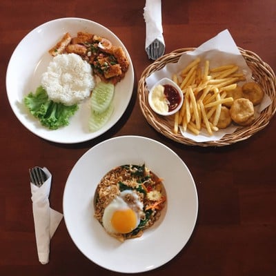 ข้าวยำไก่ทอด 60 บาท + ผัดกะเพรามาม่าไข่ออนเซ็น 69 บาท