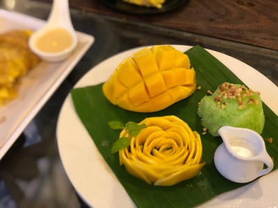 ข้าวเหนียวมะม่วงข้างวัง
