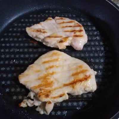 ไก่ย่างหมักซอสคนอร์ขวดรสไก่